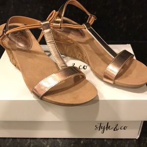 NWT Style & Co size 5 metallic wedge